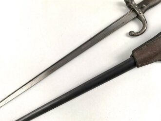 Frankreich, Seitengewehr Gras Modell 1874, sogenanntes Epee Bajonett, mit Koppelschuh, nummerngleich, Fertigung Saint Etienne 1877, zugehöriger Koppelschuh, dieser leicht defekt