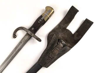 Frankreich, Seitengewehr Gras Modell 1874, sogenanntes Epee Bajonett, mit Koppelschuh, nummerngleich, Fertigung Saint Etienne 1877, zugehöriger Koppelschuh, dieser leicht defekt