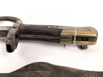 Frankreich, Seitengewehr Gras Modell 1874, sogenanntes Epee Bajonett, mit Koppelschuh, nummerngleich, Fertigung Saint Etienne 1877, zugehöriger Koppelschuh, dieser leicht defekt