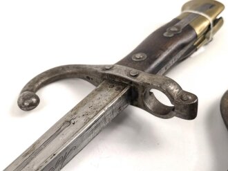 Frankreich, Seitengewehr Gras Modell 1874, sogenanntes Epee Bajonett, mit Koppelschuh, nummerngleich, Fertigung Saint Etienne 1877, zugehöriger Koppelschuh, dieser leicht defekt