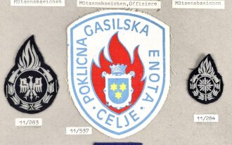 Slowenien, Sammlung verschiedener Abzeichen der Feuerwehr, teils auf Karton getackert