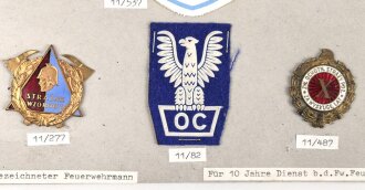 Slowenien, Sammlung verschiedener Abzeichen der Feuerwehr, teils auf Karton getackert