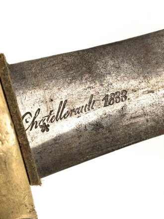 Frankreich Faschinenmesser Modell 1831, ungereinigt, Herstellerstempel Pichet freres Chatellerault 1833, mit Koppelschuh deren Befestigungslasche leider abgerissen ist, Scheide  cirka 9 mm geschrumpft