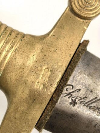 Frankreich Faschinenmesser Modell 1831, ungereinigt, Herstellerstempel Pichet freres Chatellerault 1833, mit Koppelschuh deren Befestigungslasche leider abgerissen ist, Scheide  cirka 9 mm geschrumpft