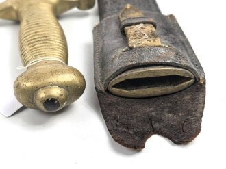 Frankreich Faschinenmesser Modell 1831, ungereinigt, Herstellerstempel Pichet freres Chatellerault 1833, mit Koppelschuh deren Befestigungslasche leider abgerissen ist, Scheide  cirka 9 mm geschrumpft