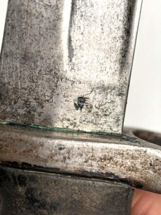 Österreich, Seitengewehr Modell 1870, ungereinigt, mit Koppelschuh, Herstellermarke auf Klingenansatz, Drückerfede bzw Drückerknopf entfernt und mit Zinn ausgefüllt,