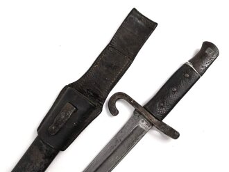 Österreich, Seitengewehr Modell 1870, ungereinigt, mit Koppelschuh, Herstellermarke auf Klingenansatz, Drückerfede bzw Drückerknopf entfernt und mit Zinn ausgefüllt,