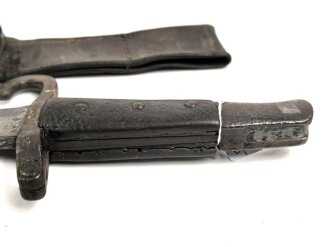 Österreich, Seitengewehr Modell 1870, ungereinigt, mit Koppelschuh, Herstellermarke auf Klingenansatz, Drückerfede bzw Drückerknopf entfernt und mit Zinn ausgefüllt,
