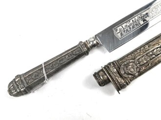Argentinien, Gauchomesser, 20.Jahrhundert, silberne oder  versilberte Ausführung, Inox KLinge mit  typischen Ätzungen auf beiden Seiten, 