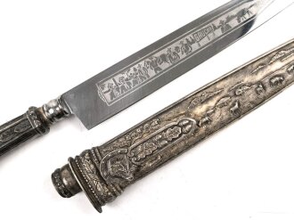 Argentinien, Gauchomesser, 20.Jahrhundert, silberne oder  versilberte Ausführung, Inox KLinge mit  typischen Ätzungen auf beiden Seiten, 