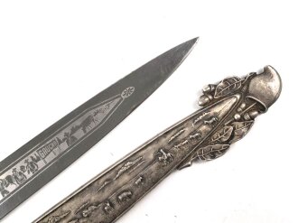 Argentinien, Gauchomesser, 20.Jahrhundert, silberne oder  versilberte Ausführung, Inox KLinge mit  typischen Ätzungen auf beiden Seiten, 