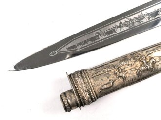 Argentinien, Gauchomesser, 20.Jahrhundert, silberne oder  versilberte Ausführung, Inox KLinge mit  typischen Ätzungen auf beiden Seiten, 