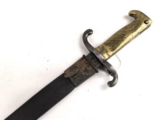 Preußen, Kaiserreich, Füsilier- Seitengewehr Modell 1860, diverse Truppenstempel auf Griffstück, Parierstange und Mundblech, Hersteller S&K Solingen, Abnahmestempel FW 64, Klinge wohl nachtäglich neubefestigt, Scheidennaht geschlossen,
