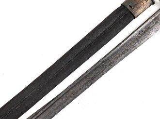 Preußen, Kaiserreich, Füsilier- Seitengewehr Modell 1860, diverse Truppenstempel auf Griffstück, Parierstange und Mundblech, Hersteller S&K Solingen, Abnahmestempel FW 64, Klinge wohl nachtäglich neubefestigt, Scheidennaht geschlossen,