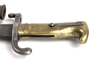 Preußen, Kaiserreich, Füsilier- Seitengewehr Modell 1860, diverse Truppenstempel auf Griffstück, Parierstange und Mundblech, Hersteller S&K Solingen, Abnahmestempel FW 64, Klinge wohl nachtäglich neubefestigt, Scheidennaht geschlossen,
