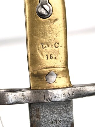 Preußen, Kaiserreich, Füsilier- Seitengewehr Modell 1860, diverse Truppenstempel auf Griffstück, Parierstange und Mundblech, Hersteller S&K Solingen, Abnahmestempel FW 64, Klinge wohl nachtäglich neubefestigt, Scheidennaht geschlossen,