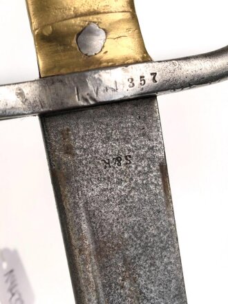 Preußen, Kaiserreich, Füsilier- Seitengewehr Modell 1860, diverse Truppenstempel auf Griffstück, Parierstange und Mundblech, Hersteller S&K Solingen, Abnahmestempel FW 64, Klinge wohl nachtäglich neubefestigt, Scheidennaht geschlossen,