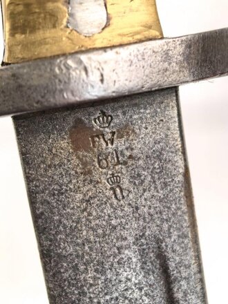 Preußen, Kaiserreich, Füsilier- Seitengewehr Modell 1860, diverse Truppenstempel auf Griffstück, Parierstange und Mundblech, Hersteller S&K Solingen, Abnahmestempel FW 64, Klinge wohl nachtäglich neubefestigt, Scheidennaht geschlossen,