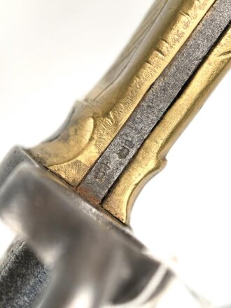 Preußen, Kaiserreich, Füsilier- Seitengewehr Modell 1860, diverse Truppenstempel auf Griffstück, Parierstange und Mundblech, Hersteller S&K Solingen, Abnahmestempel FW 64, Klinge wohl nachtäglich neubefestigt, Scheidennaht geschlossen,