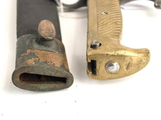 Preußen, Kaiserreich, Füsilier- Seitengewehr Modell 1860, diverse Truppenstempel auf Griffstück, Parierstange und Mundblech, Hersteller S&K Solingen, Abnahmestempel FW 64, Klinge wohl nachtäglich neubefestigt, Scheidennaht geschlossen,