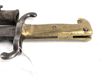 Preußen, Kaiserreich, Füsilier- Seitengewehr Modell 1860, diverse Truppenstempel auf Griffstück, Parierstange und Mundblech, Hersteller S&K Solingen, Abnahmestempel FW 64, Klinge wohl nachtäglich neubefestigt, Scheidennaht geschlossen,