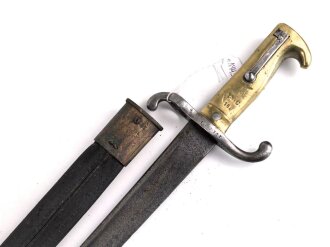 Preußen, Kaiserreich, Füsilier- Seitengewehr Modell 1860, diverse Truppenstempel auf Griffstück, Parierstange und Mundblech, Hersteller S&K Solingen, Abnahmestempel FW 64, Klinge wohl nachtäglich neubefestigt, Scheidennaht geschlossen,