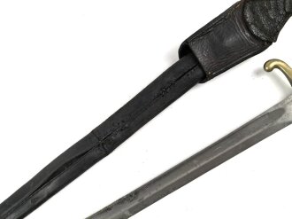 Preußen, Kaiserreich,Faschinenmesser Modell 1864 U/M, Eigentumstück mit Koppelschuh, dieser auf der Rückseite mit Nagelloch, Hersteller Solingen, Scheidennaht an 2 Stelle ca 10 cm offen , Leder hart