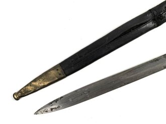 Preußen, Kaiserreich,Faschinenmesser Modell 1864 U/M, Eigentumstück mit Koppelschuh, dieser auf der Rückseite mit Nagelloch, Hersteller Solingen, Scheidennaht an 2 Stelle ca 10 cm offen , Leder hart