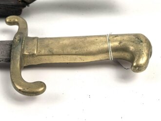 Preußen, Kaiserreich,Faschinenmesser Modell 1864 U/M, Eigentumstück mit Koppelschuh, dieser auf der Rückseite mit Nagelloch, Hersteller Solingen, Scheidennaht an 2 Stelle ca 10 cm offen , Leder hart