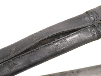 Preußen, Kaiserreich,Faschinenmesser Modell 1864 U/M, Eigentumstück mit Koppelschuh, dieser auf der Rückseite mit Nagelloch, Hersteller Solingen, Scheidennaht an 2 Stelle ca 10 cm offen , Leder hart