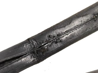 Preußen, Kaiserreich,Faschinenmesser Modell 1864 U/M, Eigentumstück mit Koppelschuh, dieser auf der Rückseite mit Nagelloch, Hersteller Solingen, Scheidennaht an 2 Stelle ca 10 cm offen , Leder hart