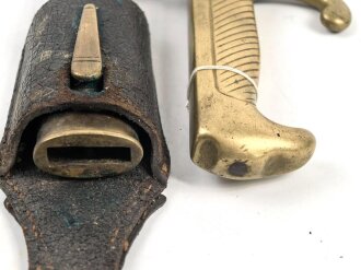 Preußen, Kaiserreich,Faschinenmesser Modell 1864 U/M, Eigentumstück mit Koppelschuh, dieser auf der Rückseite mit Nagelloch, Hersteller Solingen, Scheidennaht an 2 Stelle ca 10 cm offen , Leder hart