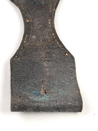 Preußen, Kaiserreich,Faschinenmesser Modell 1864 U/M, Eigentumstück mit Koppelschuh, dieser auf der Rückseite mit Nagelloch, Hersteller Solingen, Scheidennaht an 2 Stelle ca 10 cm offen , Leder hart