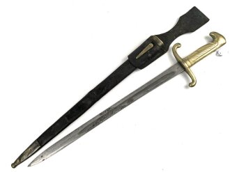 Preußen, Kaiserreich,Faschinenmesser Modell 1864 U/M, Eigentumstück mit Koppelschuh, dieser auf der Rückseite mit Nagelloch, Hersteller Solingen, Scheidennaht an 2 Stelle ca 10 cm offen , Leder hart