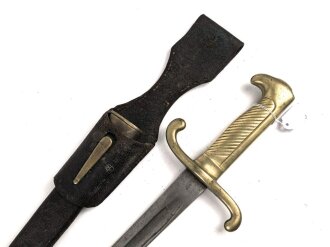 Preußen, Kaiserreich,Faschinenmesser Modell 1864 U/M, Eigentumstück mit Koppelschuh, dieser auf der Rückseite mit Nagelloch, Hersteller Solingen, Scheidennaht an 2 Stelle ca 10 cm offen , Leder hart