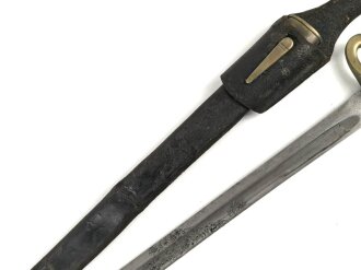 Preußen, Kaiserreich,Faschinenmesser Modell 1864 U/M, Eigentumstück mit Koppelschuh, dieser auf der Rückseite mit Nagelloch, Hersteller Solingen, Scheidennaht an 2 Stelle ca 10 cm offen , Leder hart