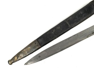 Preußen, Kaiserreich,Faschinenmesser Modell 1864 U/M, Eigentumstück mit Koppelschuh, dieser auf der Rückseite mit Nagelloch, Hersteller Solingen, Scheidennaht an 2 Stelle ca 10 cm offen , Leder hart