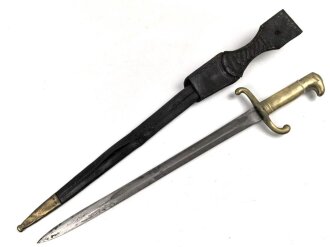 Preußen, Kaiserreich,Faschinenmesser Modell 1864 U/M, Eigentumstück mit Koppelschuh, dieser auf der Rückseite mit Nagelloch, Hersteller Solingen, Scheidennaht an 2 Stelle ca 10 cm offen , Leder hart