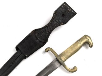 Preußen, Kaiserreich,Faschinenmesser Modell 1864 U/M, Eigentumstück mit Koppelschuh, dieser auf der Rückseite mit Nagelloch, Hersteller Solingen, Scheidennaht an 2 Stelle ca 10 cm offen , Leder hart
