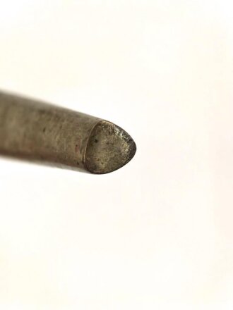 Großbritannien, Scheide für Tüllenbajonett, Länge 46 cm , Dreiecksöffnung 21mm , 2 mal 19 mm, Leder weich, Naht geschlossen, Ledermarkierung WD mit Pfeil