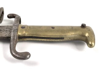 Preußen Kaiserreich, Seitengewehr Modell 1871 mit Säge, verschiedene Truppenstempel, Hersteller Kirschbaum Solingen, Lederscheide mit Knick aber fest, ungereinigt. Kammerstück von 1874