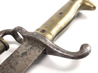 Preußen Kaiserreich, Seitengewehr Modell 1871 mit Säge, verschiedene Truppenstempel, Hersteller Kirschbaum Solingen, Lederscheide mit Knick aber fest, ungereinigt. Kammerstück von 1874