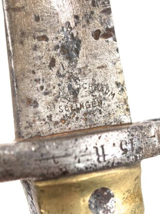 Preußen Kaiserreich, Seitengewehr Modell 1871 mit Säge, verschiedene Truppenstempel, Hersteller Kirschbaum Solingen, Lederscheide mit Knick aber fest, ungereinigt. Kammerstück von 1874