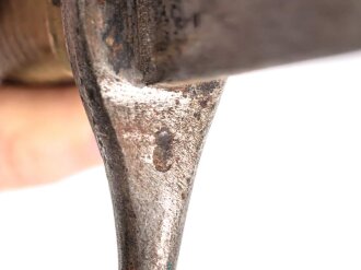 Preußen Kaiserreich, Seitengewehr Modell 1871 mit Säge, verschiedene Truppenstempel, Hersteller Kirschbaum Solingen, Lederscheide mit Knick aber fest, ungereinigt. Kammerstück von 1874