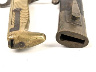 Preußen Kaiserreich, Seitengewehr Modell 1871 mit Säge, verschiedene Truppenstempel, Hersteller Kirschbaum Solingen, Lederscheide mit Knick aber fest, ungereinigt. Kammerstück von 1874