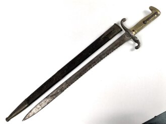 Preußen Kaiserreich, Seitengewehr Modell 1871 mit Säge, verschiedene Truppenstempel, Hersteller Kirschbaum Solingen, Lederscheide mit Knick aber fest, ungereinigt. Kammerstück von 1874