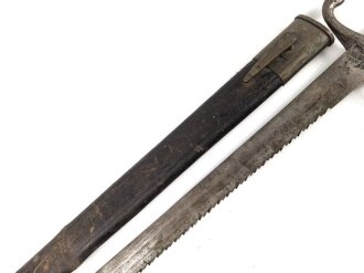 Preußen Kaiserreich, Seitengewehr Modell 1871 mit Säge, verschiedene Truppenstempel, Hersteller Kirschbaum Solingen, Lederscheide mit Knick aber fest, ungereinigt. Kammerstück von 1874