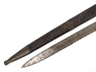 Preußen Kaiserreich, Seitengewehr Modell 1871 mit Säge, verschiedene Truppenstempel, Hersteller Kirschbaum Solingen, Lederscheide mit Knick aber fest, ungereinigt. Kammerstück von 1874