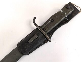 1.Weltkrieg Ersatzseitengewehr mit Koppelschuh, geprägter Stahlgriff, Originallack, Typ EB 47 mit ausgeprägter Laufkralle und Hohlkehle, Abnahmestempel auf Klingenrückenansatz, Gesamtlänge ohne Scheide 43 cm