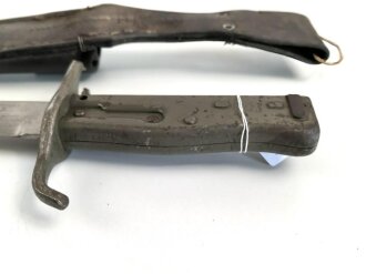 1.Weltkrieg Ersatzseitengewehr mit Koppelschuh, geprägter Stahlgriff, Originallack, Typ EB 47 mit ausgeprägter Laufkralle und Hohlkehle, Abnahmestempel auf Klingenrückenansatz, Gesamtlänge ohne Scheide 43 cm